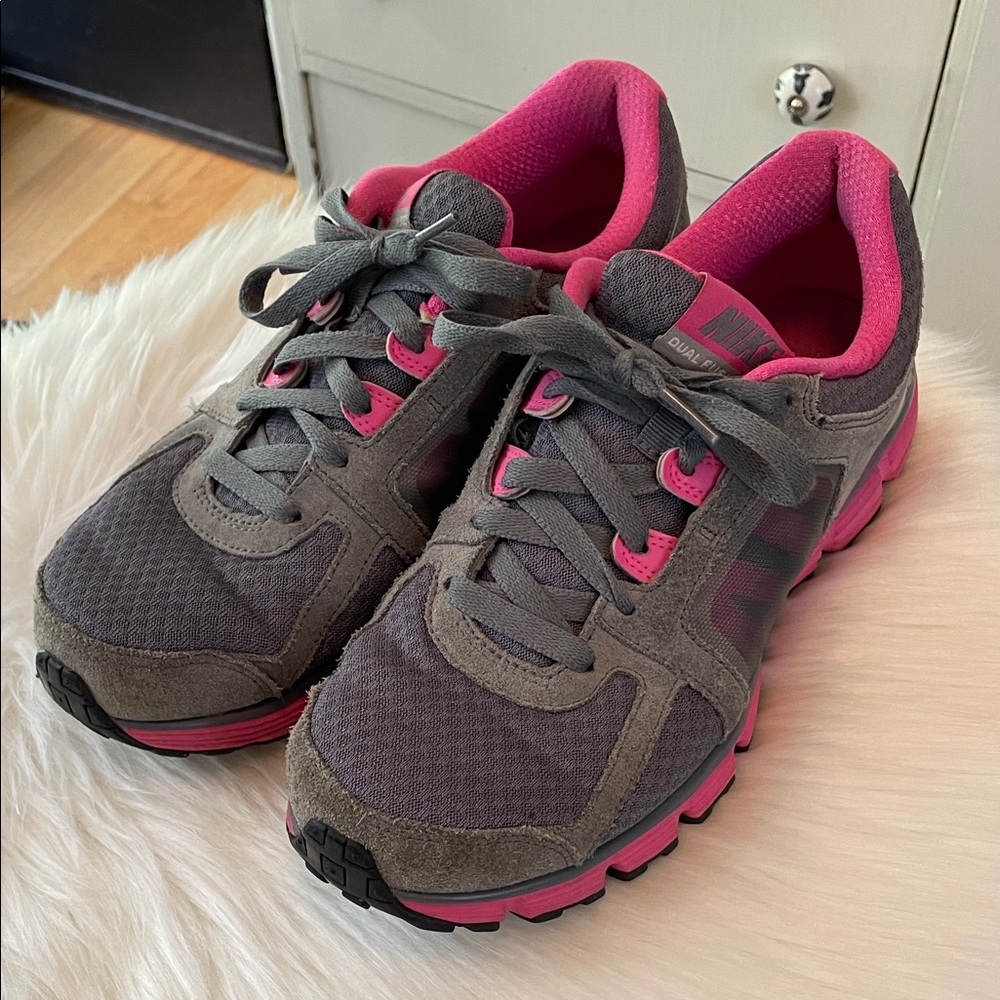 Nike tennis Shoes Gray Pink 10